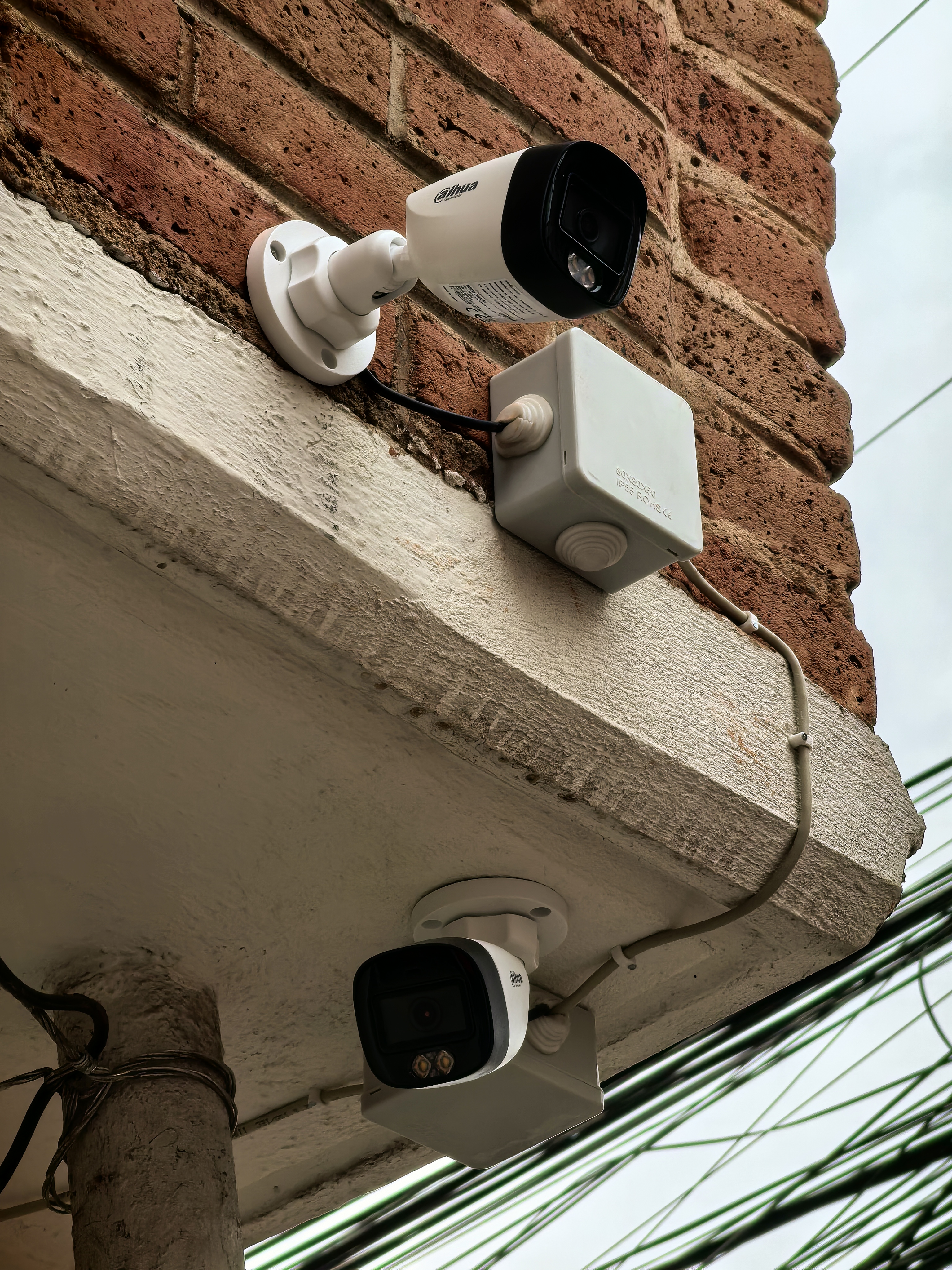 Dos cámaras de seguridad instaladas en esquina de fachada