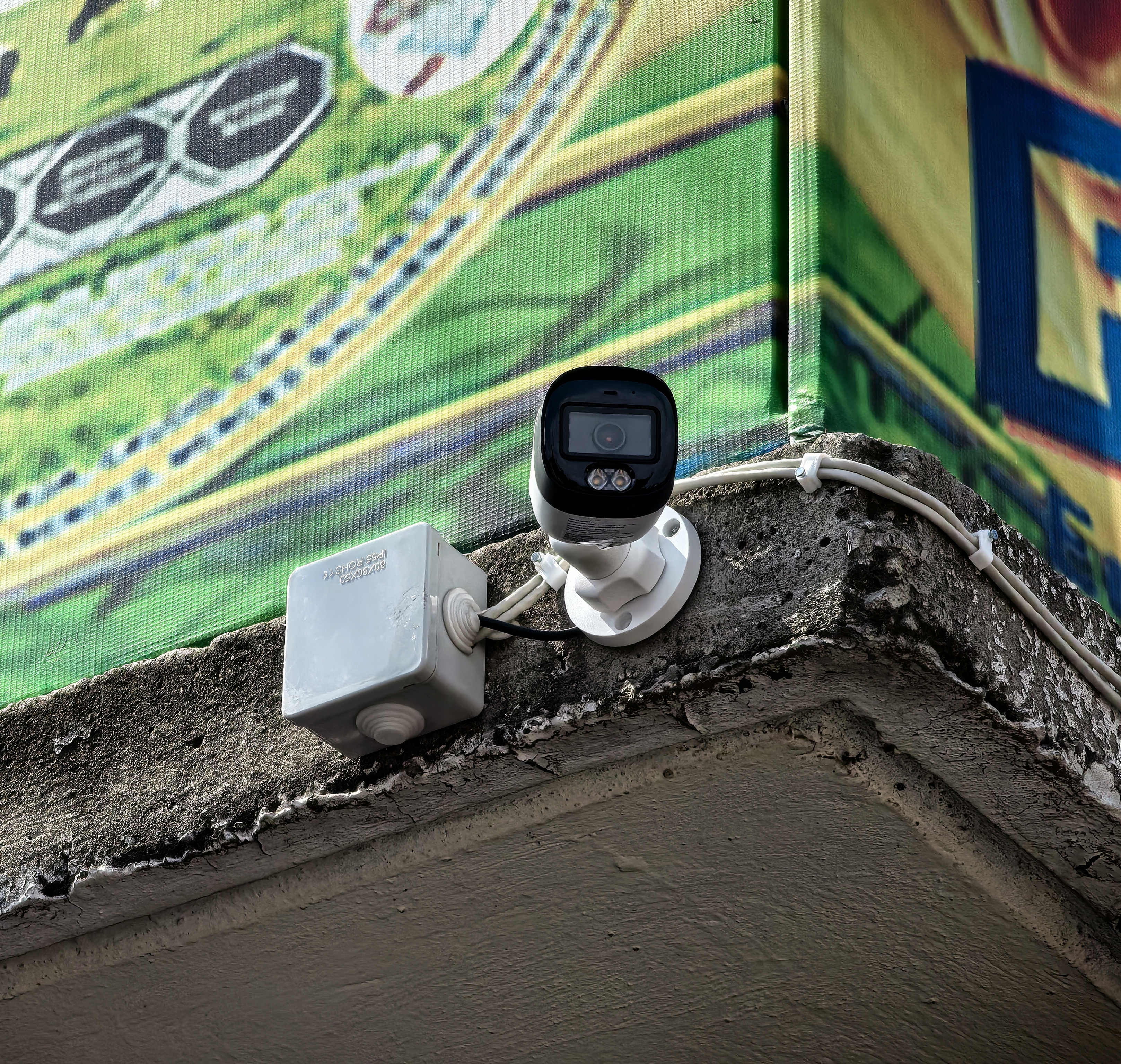 Cámara de negocio con caja estanca de protección