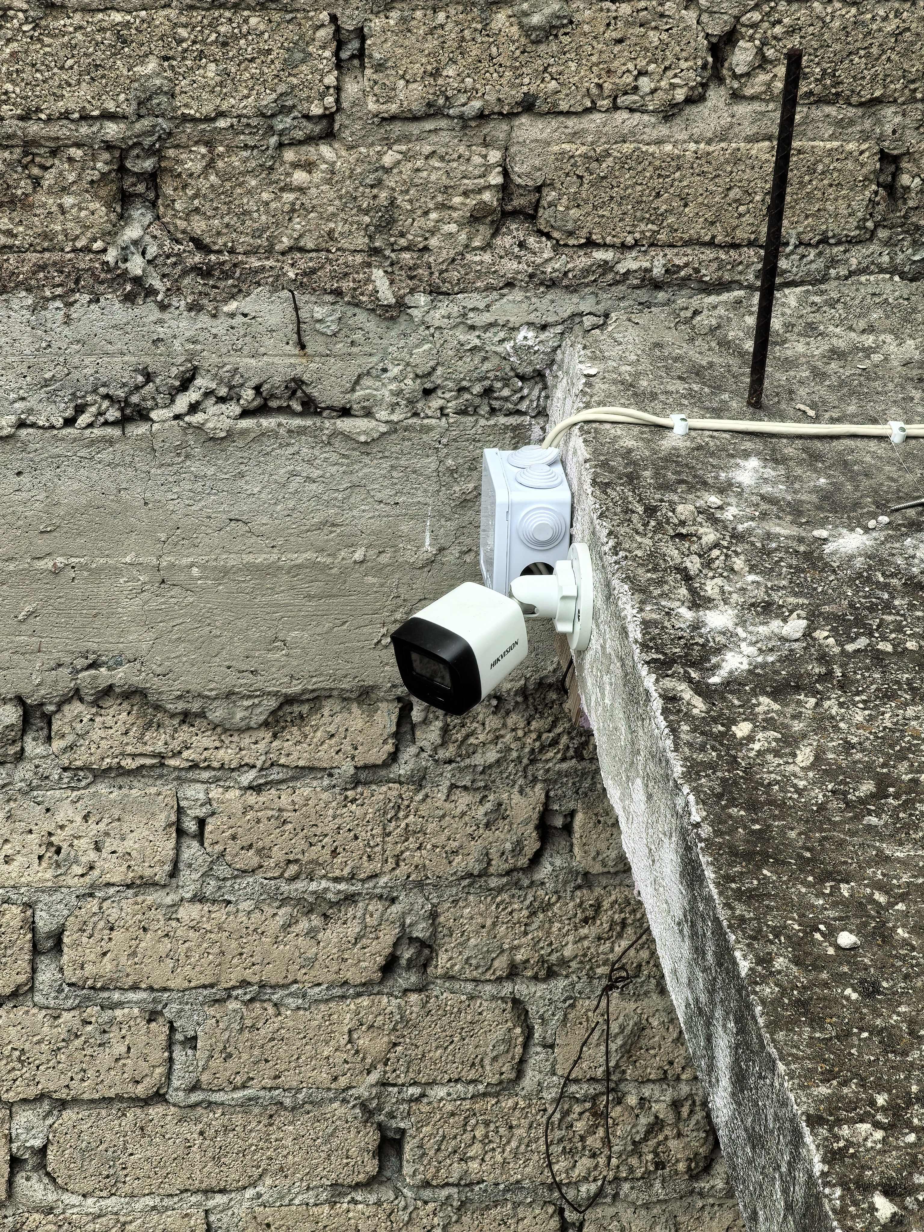 Cámara instalada bajo el alero de una casa