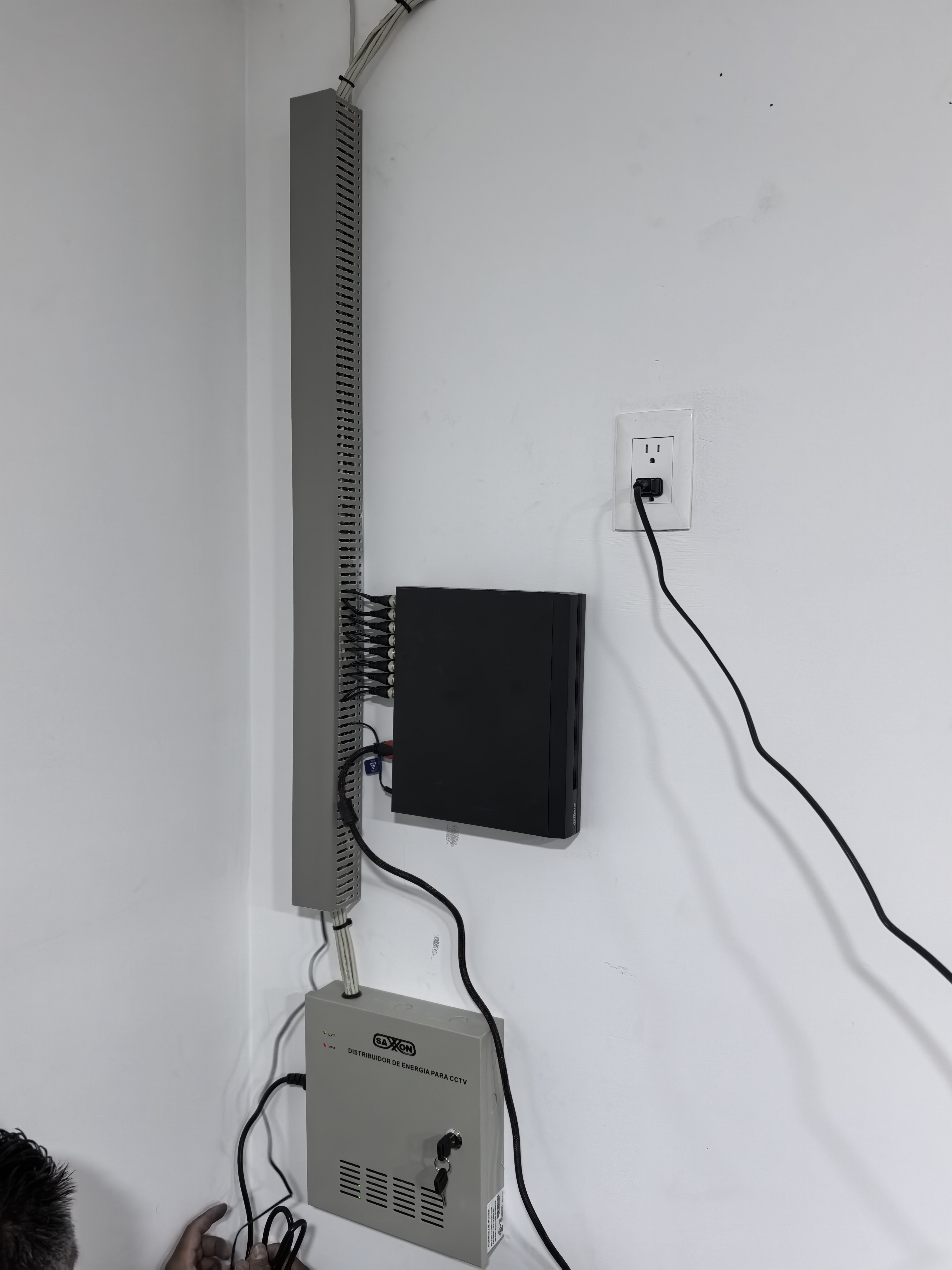 Cableado y grabador de CCTV instalados de forma ordenada