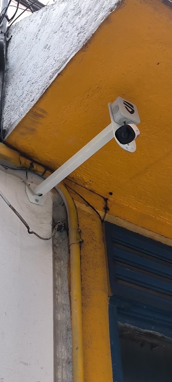 Soporte metálico para cámara de seguridad